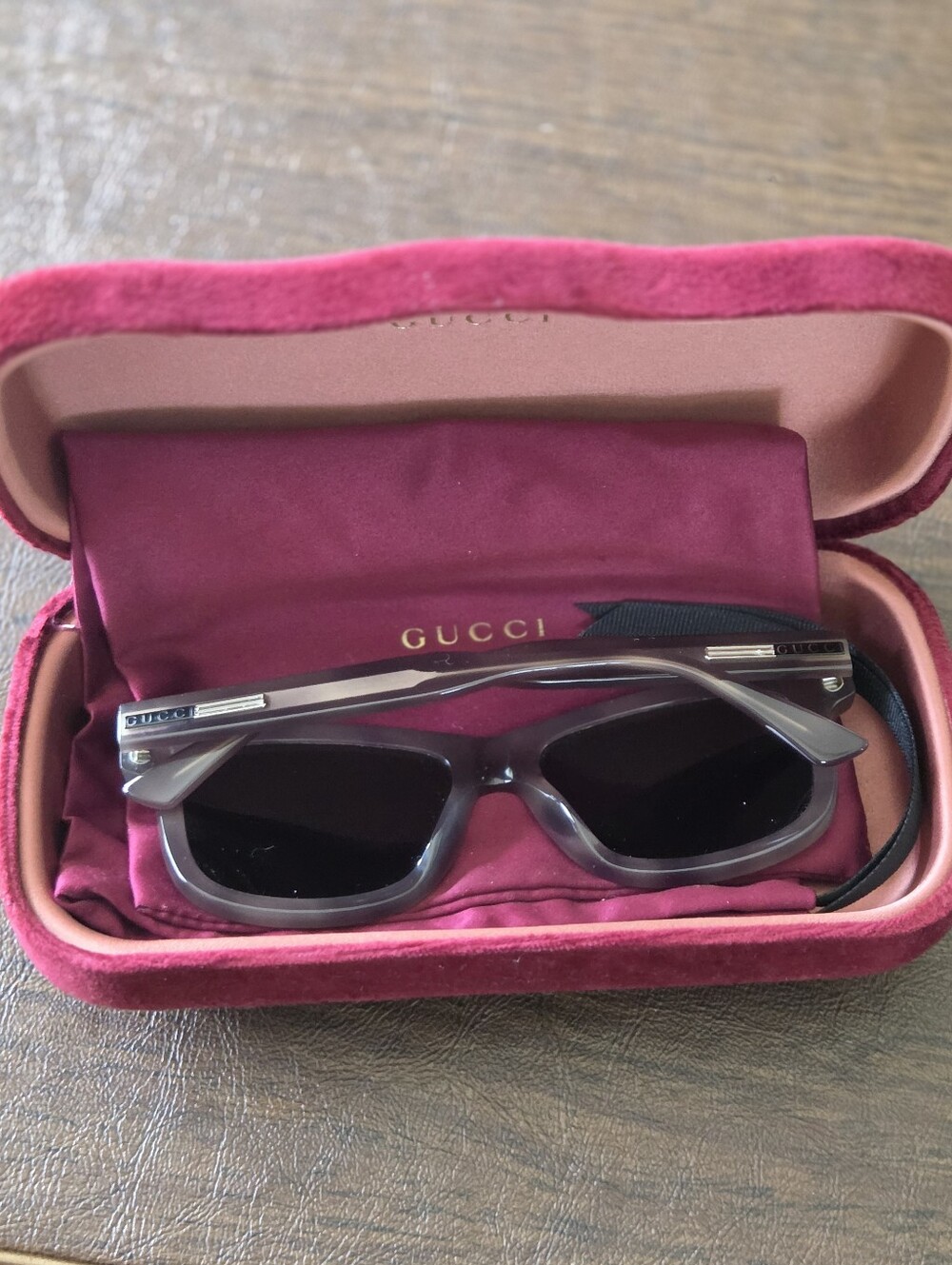 WOMENS GUCCI ITALY BROWN WITH GREEN SUNGLASSES IN A VELVET CASE #008 5517 145